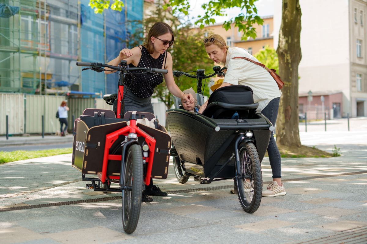 Two mums preparing cargo bikes urban arrow and bcargo for a ride